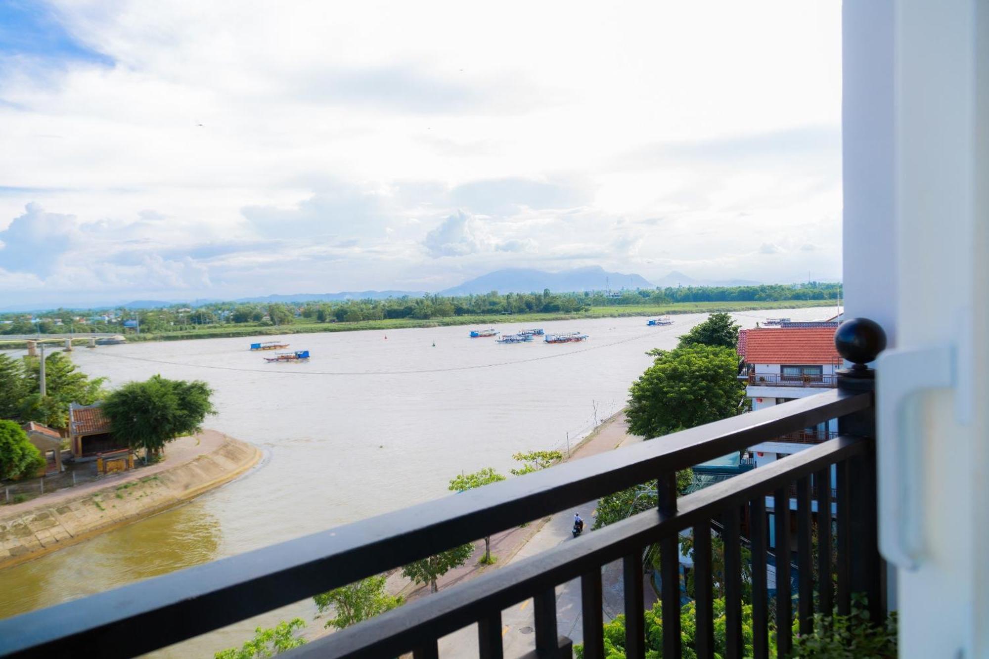 Royal Riverside Hoi An Hotel & Spa מראה חיצוני תמונה