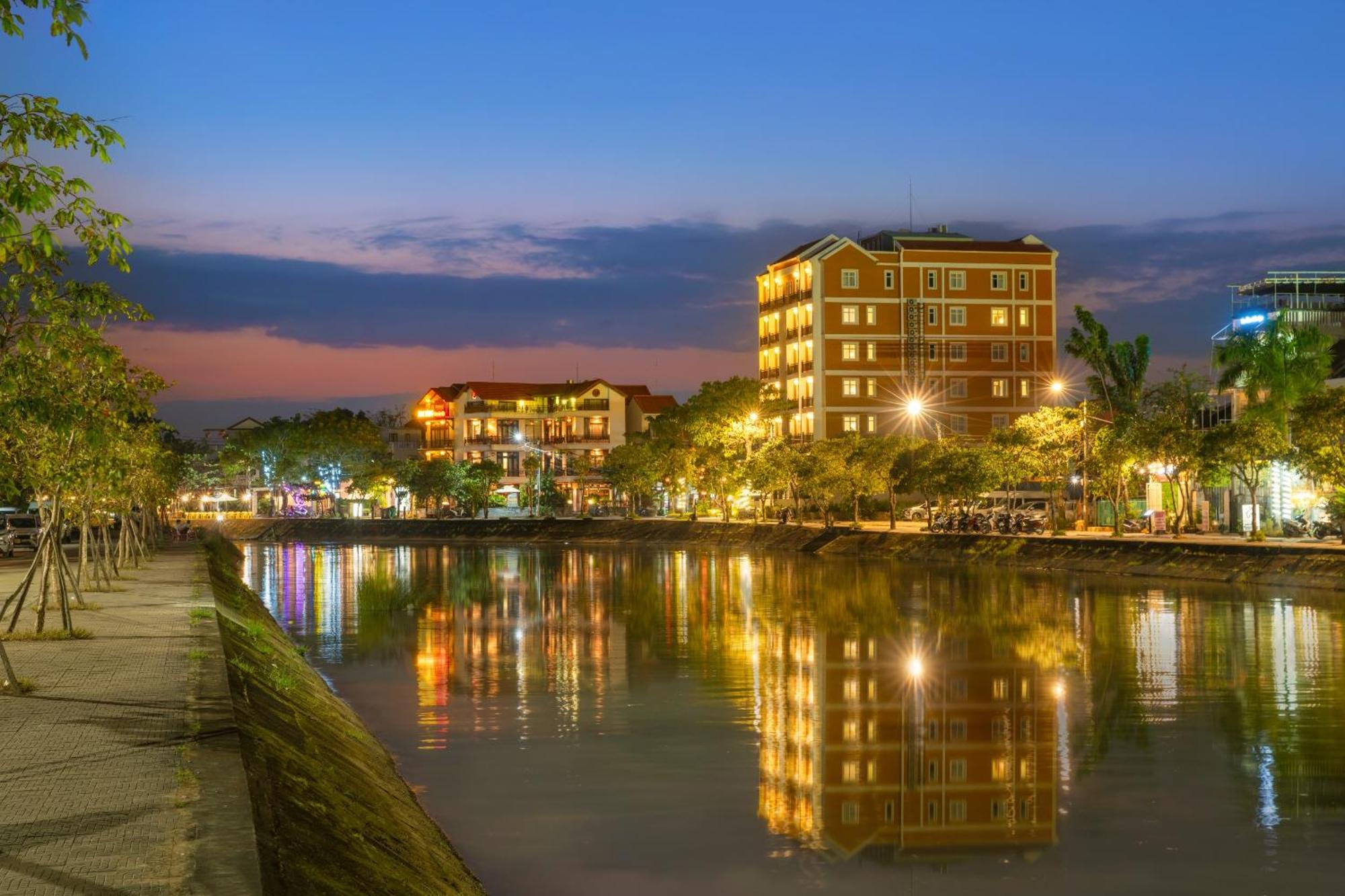 Royal Riverside Hoi An Hotel & Spa מראה חיצוני תמונה