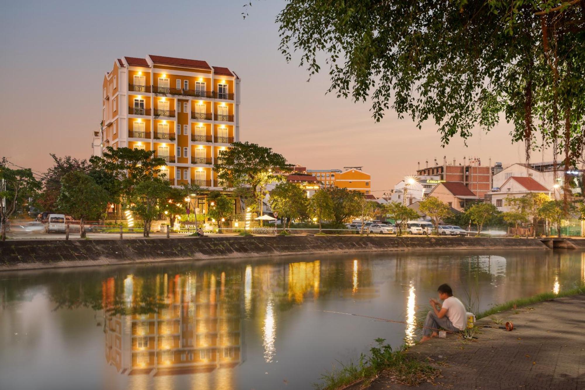 Royal Riverside Hoi An Hotel & Spa מראה חיצוני תמונה
